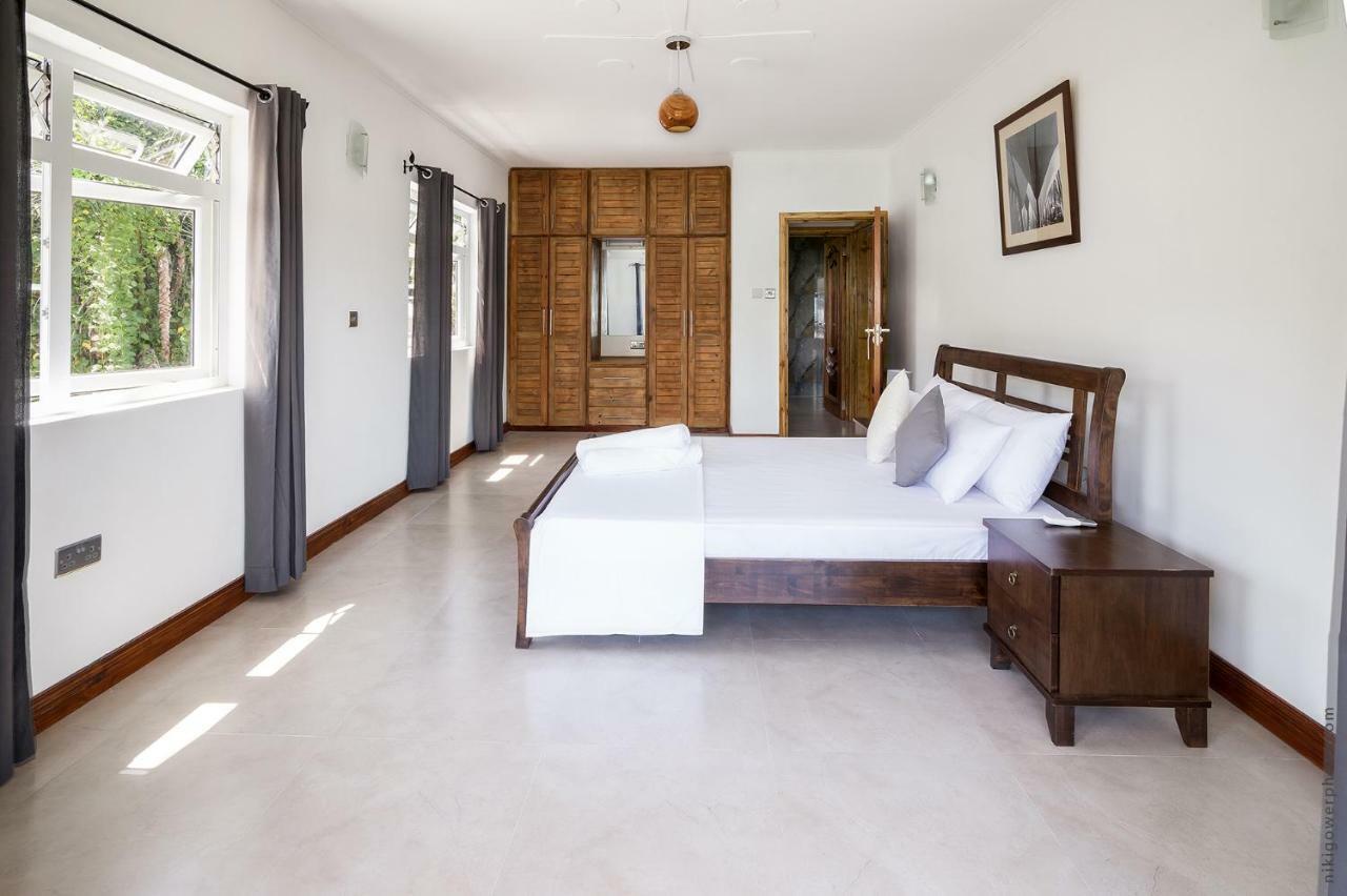 Flora'S Self Catering Apartments Вікторія Екстер'єр фото