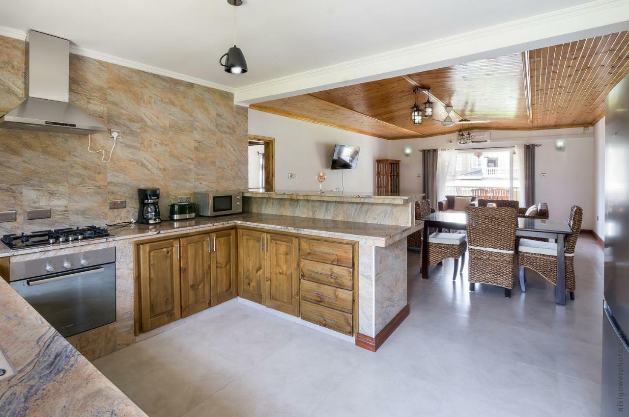 Flora'S Self Catering Apartments Вікторія Екстер'єр фото