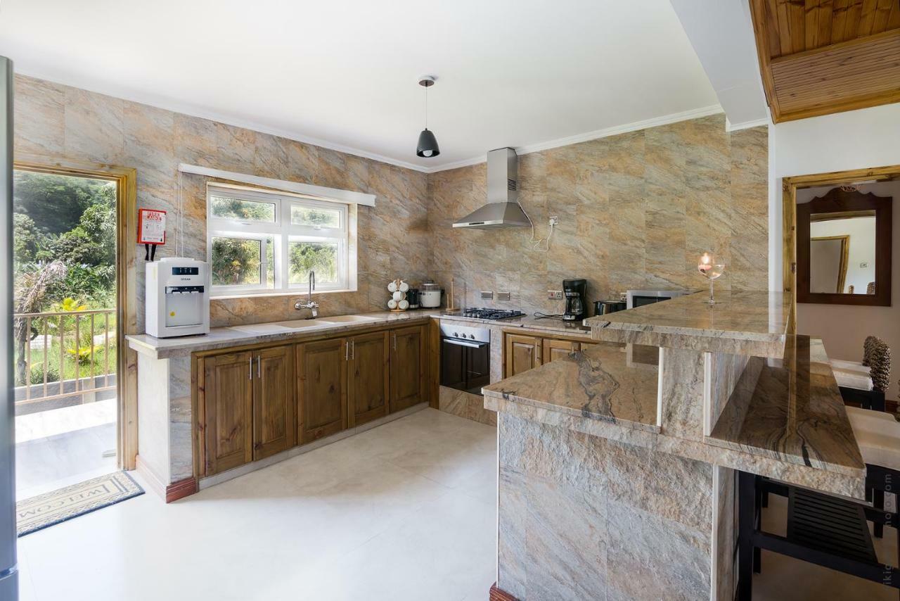 Flora'S Self Catering Apartments Вікторія Екстер'єр фото